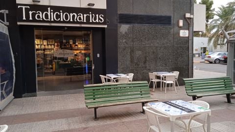 Terraza de una cafeter&iacute;a en el centro de Elche