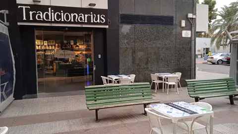 Terraza de una cafetería en el centro de Elche Terraza de una cafetería en el centro de Elche