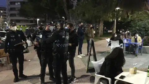 Un control de la Policía Local en las terrazas del Torreón Un control de la Policía Local en las terrazas del Torreón