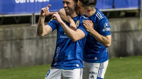 Rodri R&iacute;os y Juenjo Nieto festejan el gol del Oviedo ante el Zaragoza