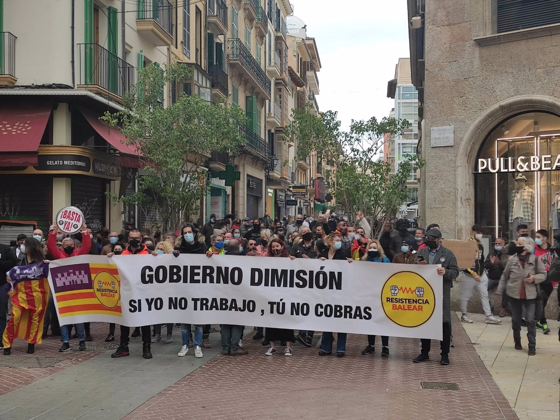 Cerca de un centenar de personas se manifiestan en Palma para reclamar la reapertura de la restauración Cerca de un centenar de personas se manifiestan en Palma para reclamar la reapertura de la restauración