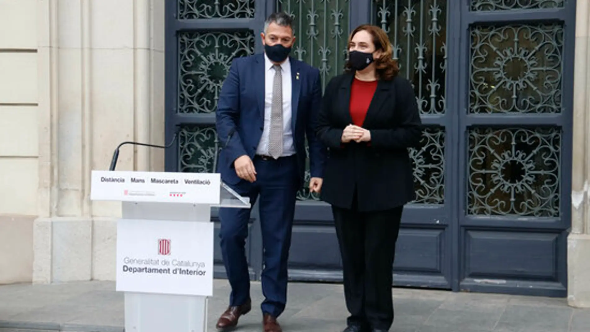 Miquel Sàmper i Ada Colau, a la roda de premsa, després de la reunió entre Govern i Ajuntament de Barcelona