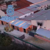 El laboratorio estaba permanentemente custodiado por varias personas de la organización que realizaban rondas constantes de vigilancia El laboratorio estaba permanentemente custodiado por varias personas de la organización que realizaban rondas constantes de vigilancia