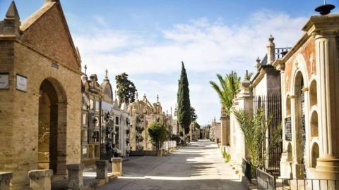 Una calle del Cementerio Se&ntilde;ora de la Asunci&oacute;n (Cementerio Viejo) de Elche.