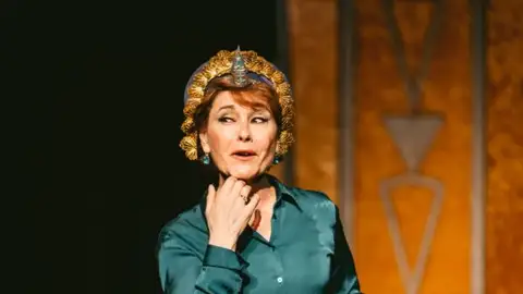 Maria Bayo, soprano Maria Bayo, soprano