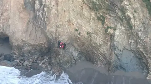 Rescatados dos submarinistas en Cabo Vidio Rescatados dos submarinistas en Cabo Vidio