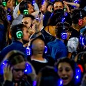 Centenares de jóvenes bailan al ritmo de la música, a través de auriculares, en la plaza Municipio de Nápoles, Italia, durante la celebración de una "Fiesta Silenciosa"