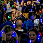 Centenares de jóvenes bailan al ritmo de la música, a través de auriculares, en la plaza Municipio de Nápoles, Italia, durante la celebración de una "Fiesta Silenciosa" Centenares de jóvenes bailan al ritmo de la música, a través de auriculares, en la plaza Municipio de Nápoles, Italia, durante la celebración de una "Fiesta Silenciosa"
