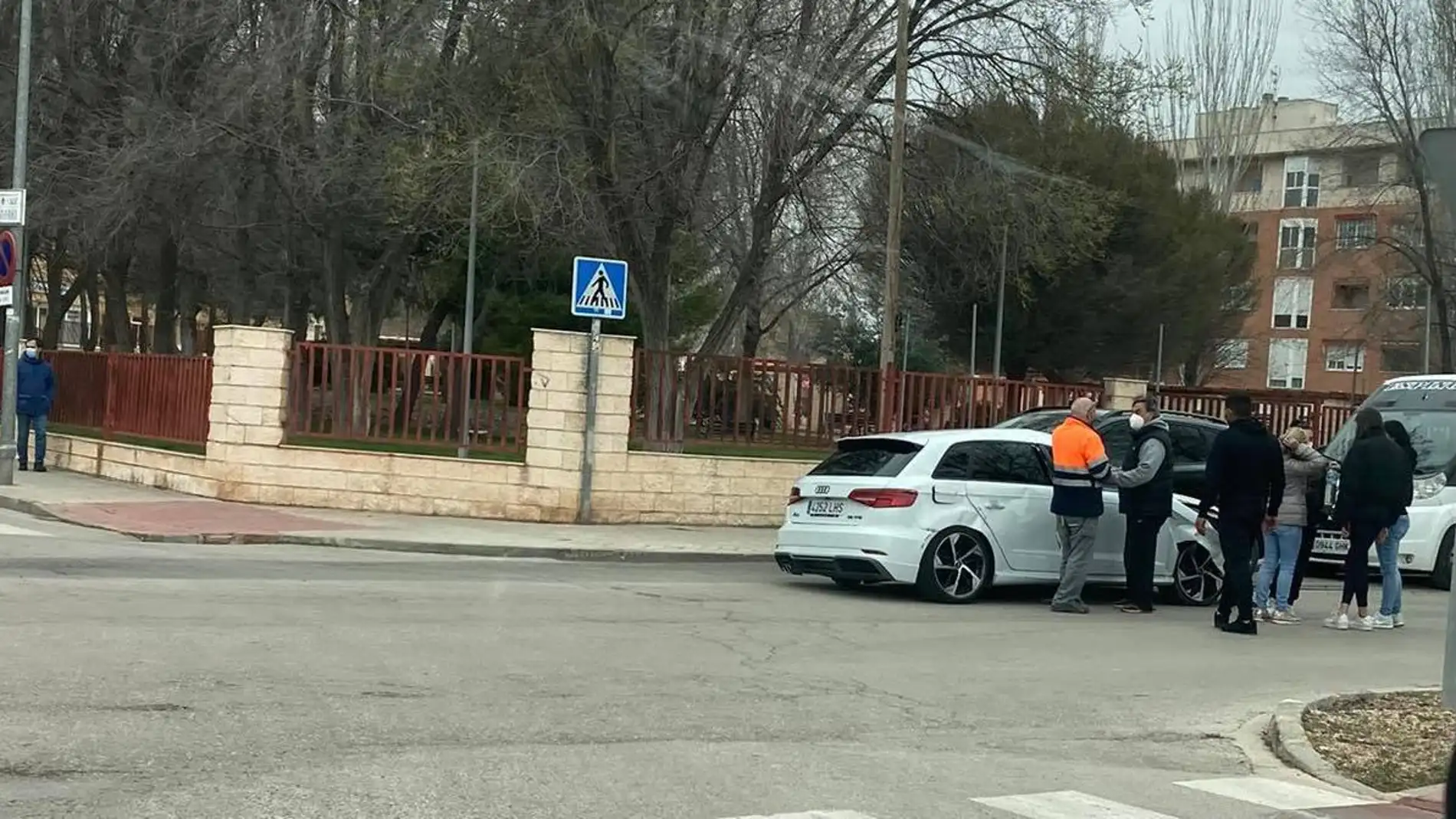 La policía local de Alcázar investiga un aparatoso accidente de trafico junto a los Institutos