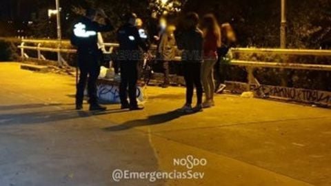 La Policía denuncia a unos jóvenes que hacían botellón en la calle