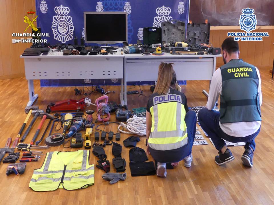 Guardia Civil y Policía Nacional detienen a seis personas y esclarecen 131 delitos de robo Guardia Civil y Policía Nacional detienen a seis personas y esclarecen 131 delitos de robo