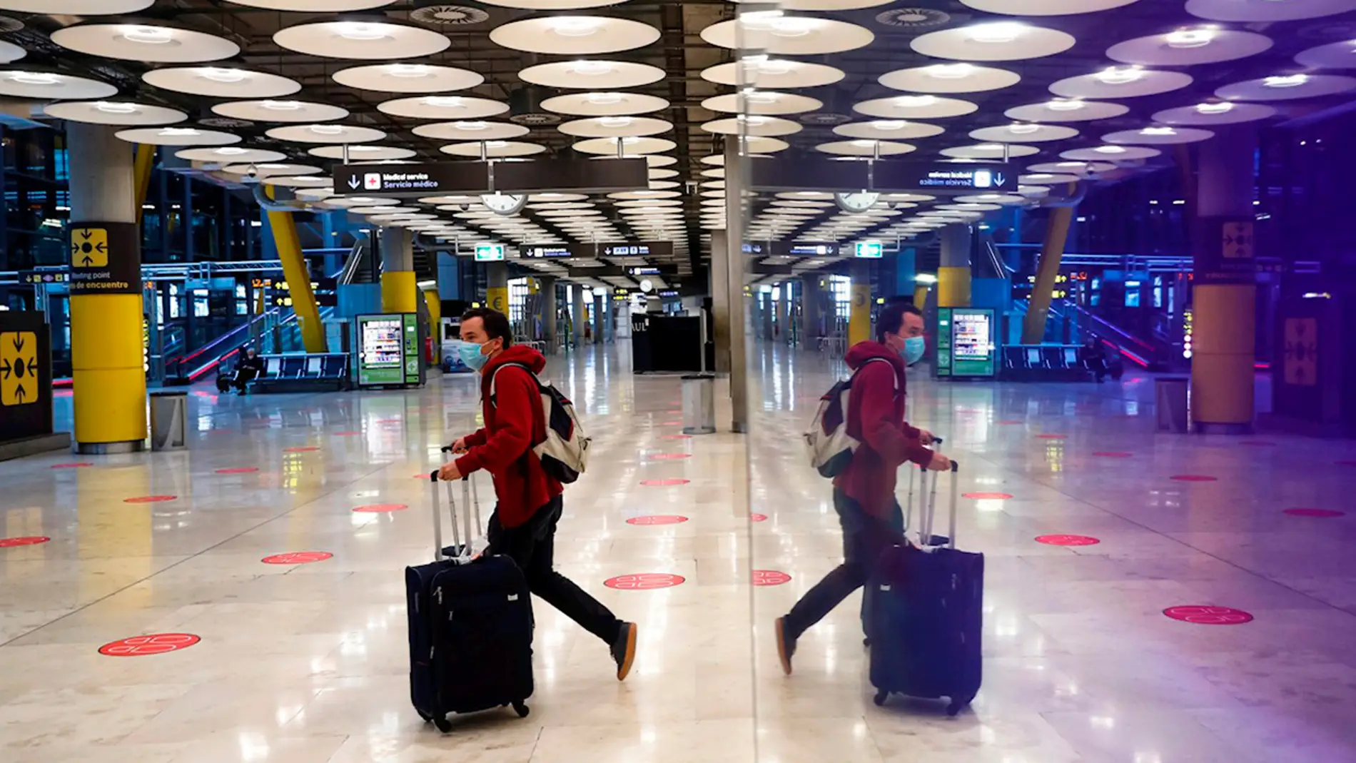 Un pasajero en el aeropuerto de Barajas de Madrid