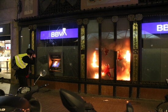 La CECOT critica que les joventuts de la CUP convoquin protestes convidant a trencar aparadors La CECOT critica que les joventuts de la CUP convoquin protestes convidant a trencar aparadors