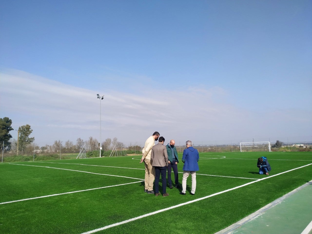 El Ayuntamiento de Badajoz invierte 85.000 euros en un campo de fútbol 7 de césped artificial en Villafranco del Guadiana El Ayuntamiento de Badajoz invierte 85.000 euros en un campo de fútbol 7 de césped artificial en Villafranco del Guadiana