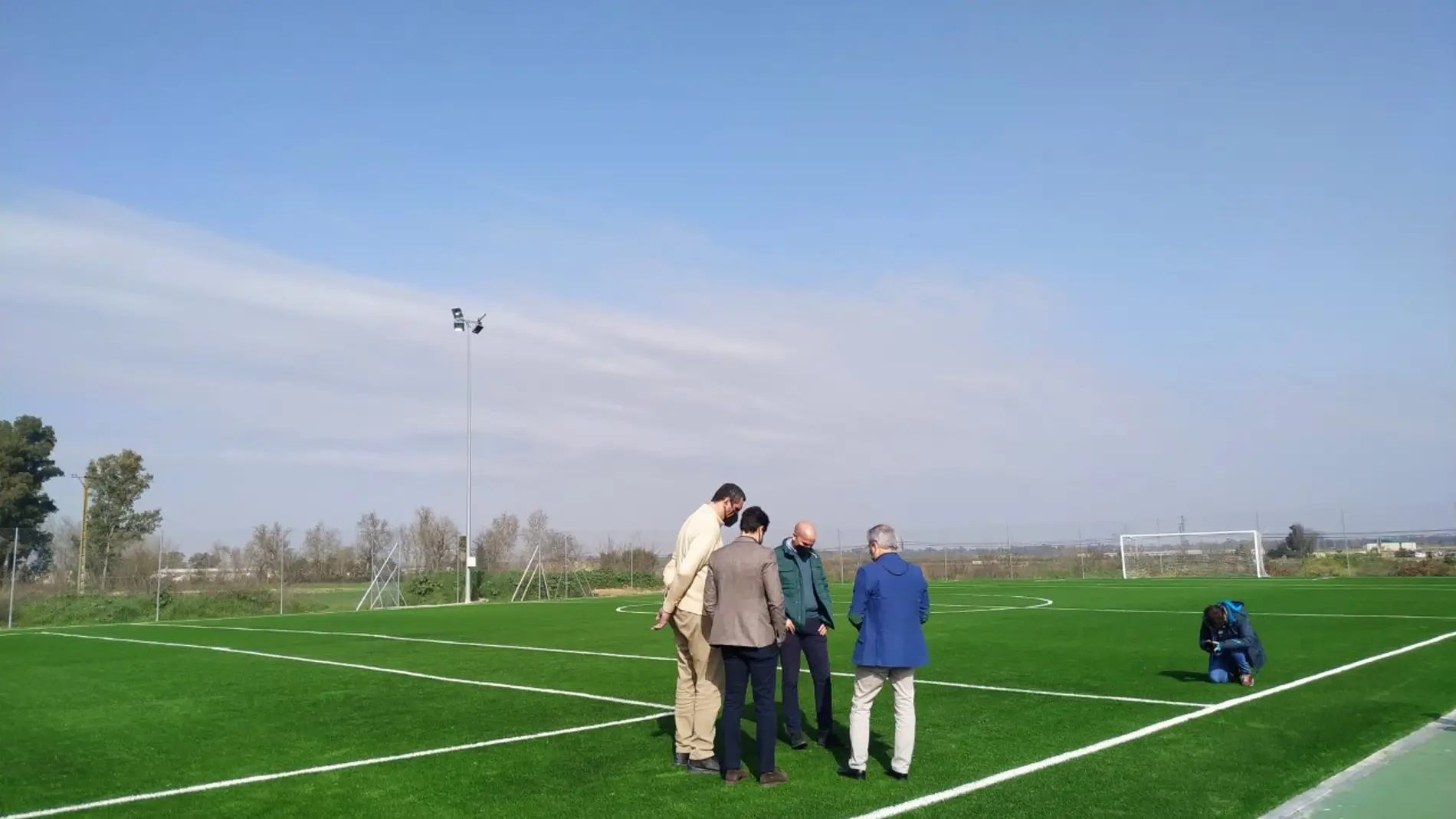 El Ayuntamiento de Badajoz invierte 85.000 euros en un campo de fútbol 7 de césped artificial en Villafranco del Guadiana