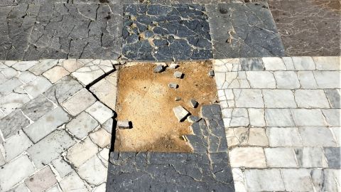 Mosaico roto en el paseo de los Alamos de Oviedo