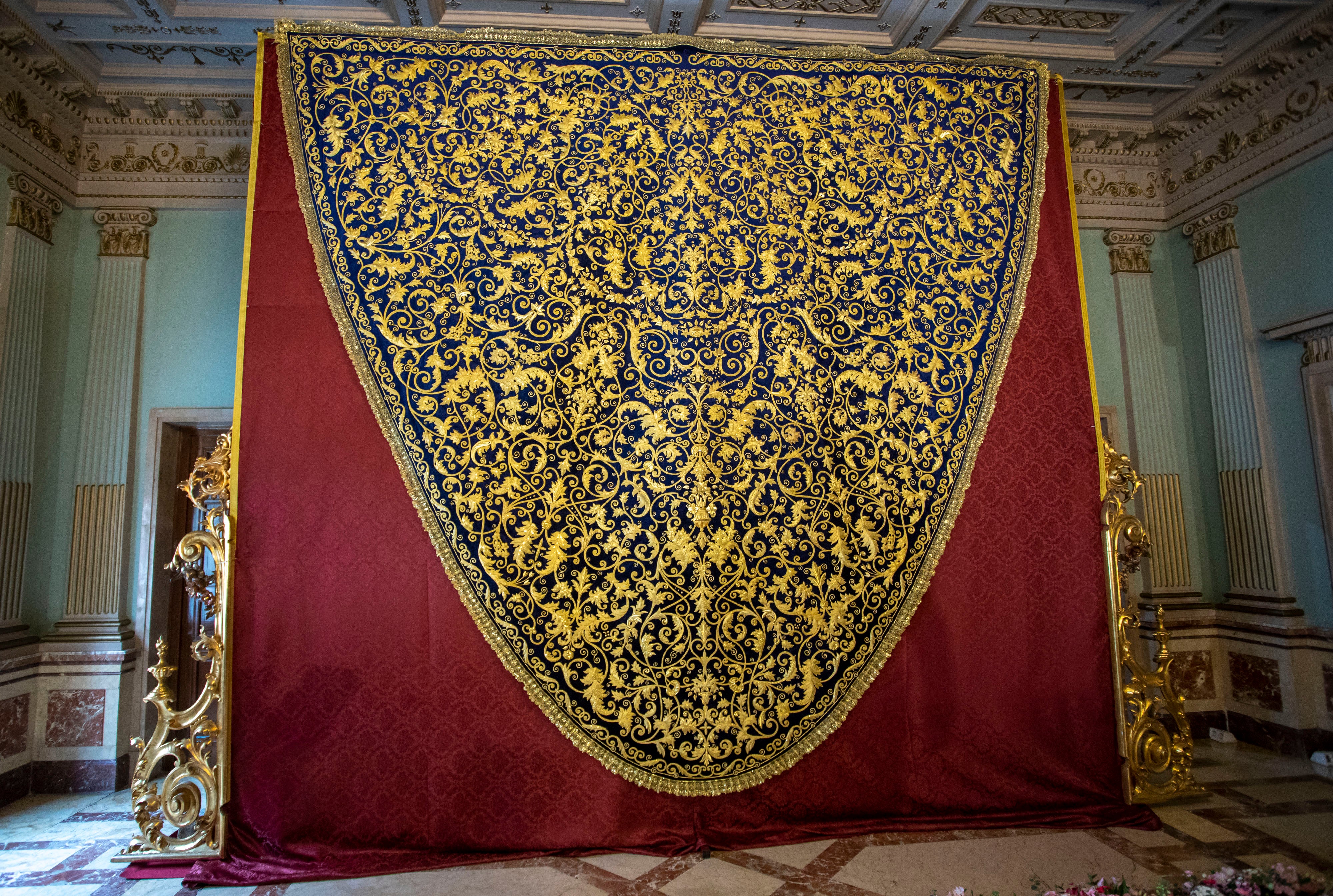 Presentación del nuevo Manto Procesional de María Santísima de la Amargura Presentación del nuevo Manto Procesional de María Santísima de la Amargura