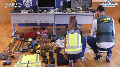Agentes de la Polic&iacute;a Nacional y la Guardia Civil junto a algunos de los efectos intervenidos.