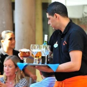 Camarero sirviendo en una terraza Camarero sirviendo en una terraza
