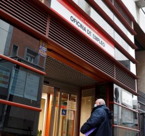 El paro sube en febrero en España en 44.436 personas y la cifra de desempleados supera los cuatro millones de personas El paro sube en febrero en España en 44.436 personas y la cifra de desempleados supera los cuatro millones de personas