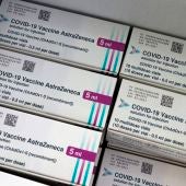 ¿Cuáles son los efectos secundarios de la vacuna de AstraZeneca y por qué se ha paralizado en algunos países?