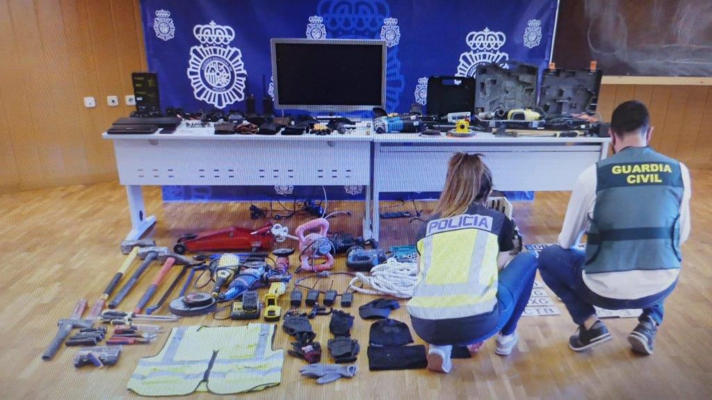 Seis detenidos y esclarecidos 131 delitos de robo cometidos en naves industriales de Alicante, Valencia y Murcia Seis detenidos y esclarecidos 131 delitos de robo cometidos en naves industriales de Alicante, Valencia y Murcia