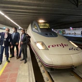 Esta organización ofrece a sus clientes paquetes de viajes a diferentes partes de España utilizando la red ferroviaria Esta organización ofrece a sus clientes paquetes de viajes a diferentes partes de España utilizando la red ferroviaria