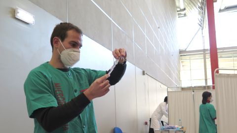 Un sanitario prepara los viales para la vacunaci&oacute;n de la COVID