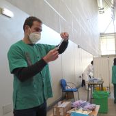 Un sanitario prepara los viales para la vacunación de la COVID
