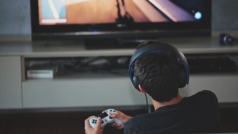 Ni&ntilde;o juega a videojuegos