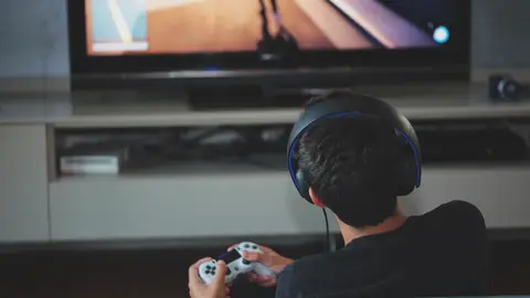 Niño juega a videojuegos Niño juega a videojuegos