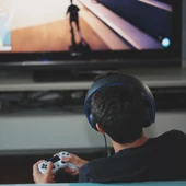 Niño juega a videojuegos Niño juega a videojuegos