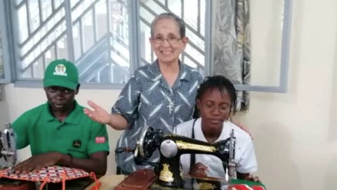 Sor &Aacute;ngela en uno de los talleres.