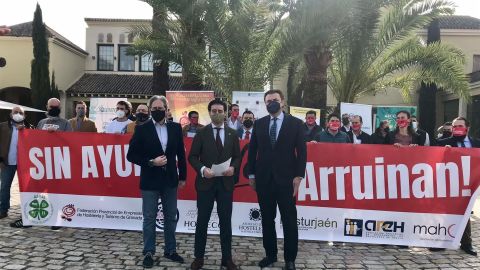 El Presidente de los Hosteleros Antonio Luque, junto a miembros de su asociación