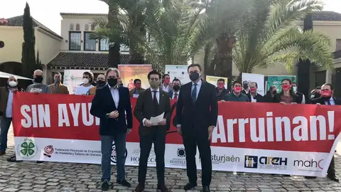 El Presidente de los Hosteleros Antonio Luque, junto a miembros de su asociación El Presidente de los Hosteleros Antonio Luque, junto a miembros de su asociación
