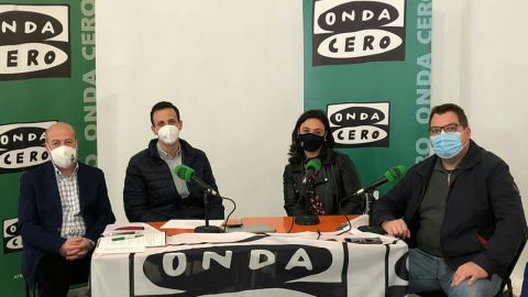 Pilar Zamora junto a los responsables del programa "Paso a Paso" emitido desde el Guardapasos Pilar Zamora junto a los responsables del programa "Paso a Paso" emitido desde el Guardapasos