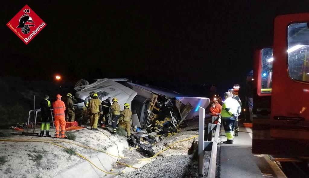 El vuelco de un camión en Monforte del Cid deja un herido trasladado al hospital El vuelco de un camión en Monforte del Cid deja un herido trasladado al hospital