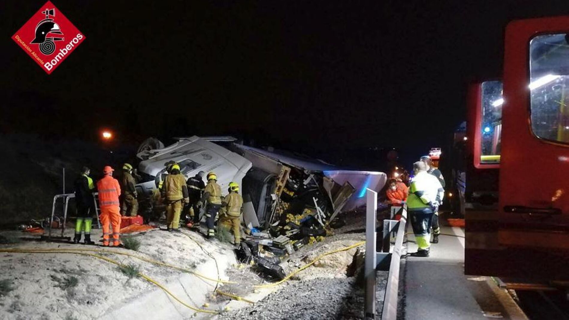 Efectivos de los servicios de emergencia en las labores de rescate del conductor del camión siniestrado.