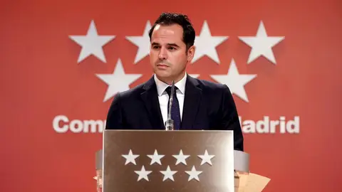 Aguado propone libre circulación para los vacunados en España y Ayuso le desautoriza Aguado propone libre circulación para los vacunados en España y Ayuso le desautoriza