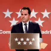 Aguado propone libre circulación para los vacunados en España y Ayuso le desautoriza