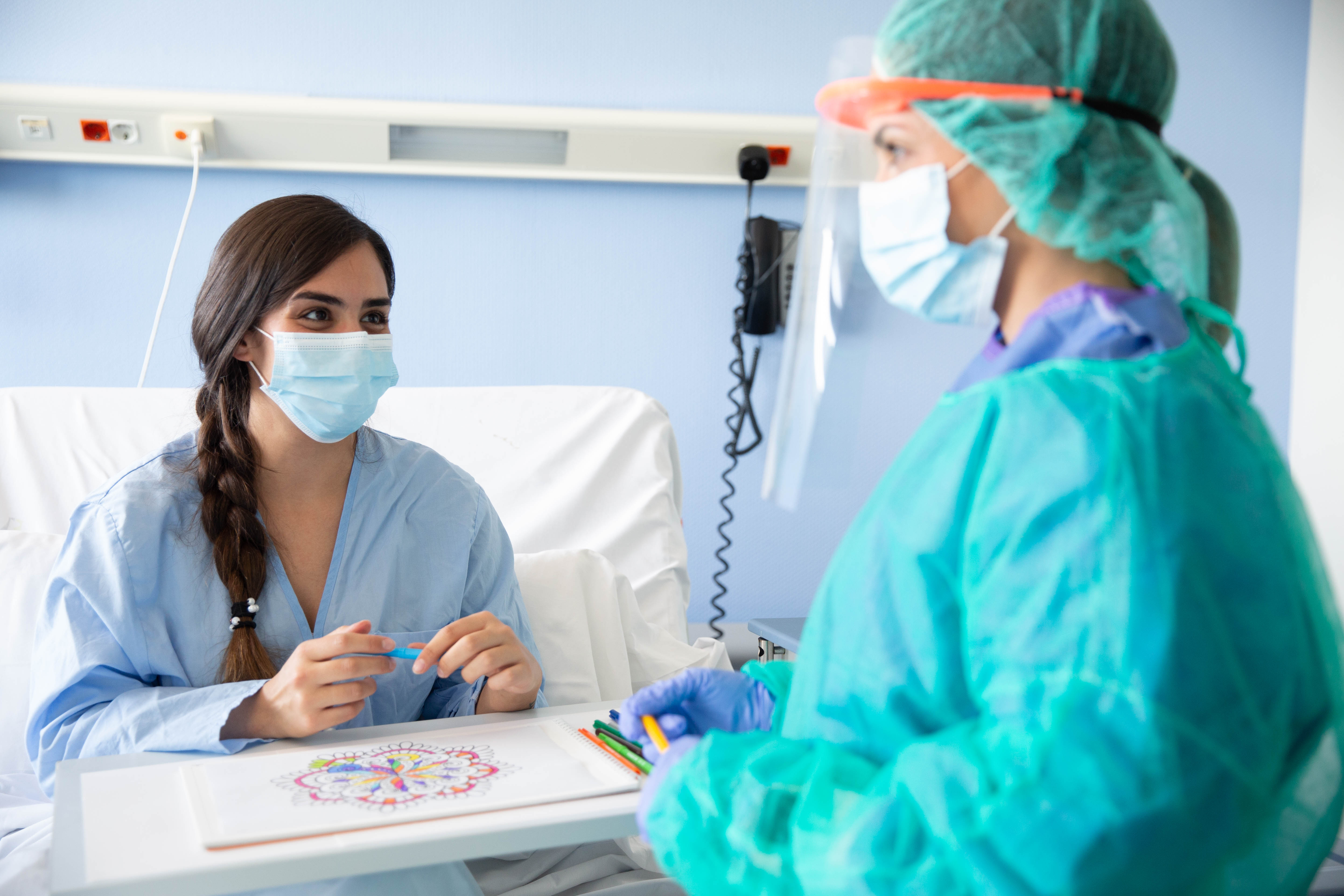 Insisten en que su uso es la mejor garantía, a día de hoy, para evitar los contagios por Covid pero recomiendan ejercicios de movilización y relajación Insisten en que su uso es la mejor garantía, a día de hoy, para evitar los contagios por Covid pero recomiendan ejercicios de movilización y relajación