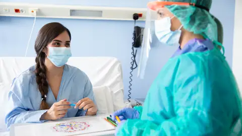 Insisten en que su uso es la mejor garantía, a día de hoy, para evitar los contagios por Covid pero recomiendan ejercicios de movilización y relajación, desde las orejas hasta la mandíbula y las cervicales para combatir sus efectos secundarios después de muchas horas diarias de uso continuado ribera