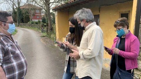 Xuan Valladares con varios voluntarios