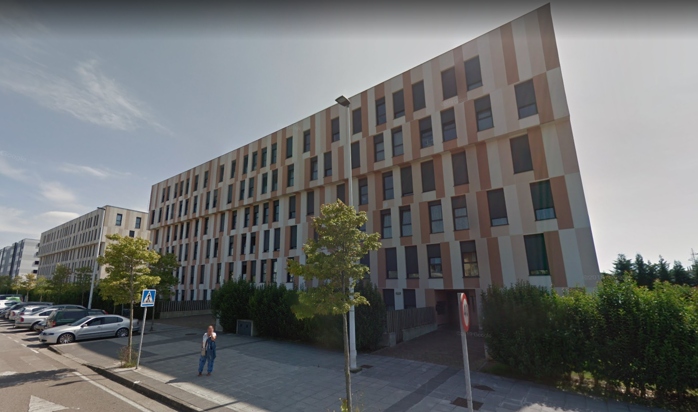 Más de un centenar de vecinos del Primero de Mayo se sienten estafados con su piso de VPO de alquiler con opción a compra Más de un centenar de vecinos del Primero de Mayo se sienten estafados con su piso de VPO de alquiler con opción a compra