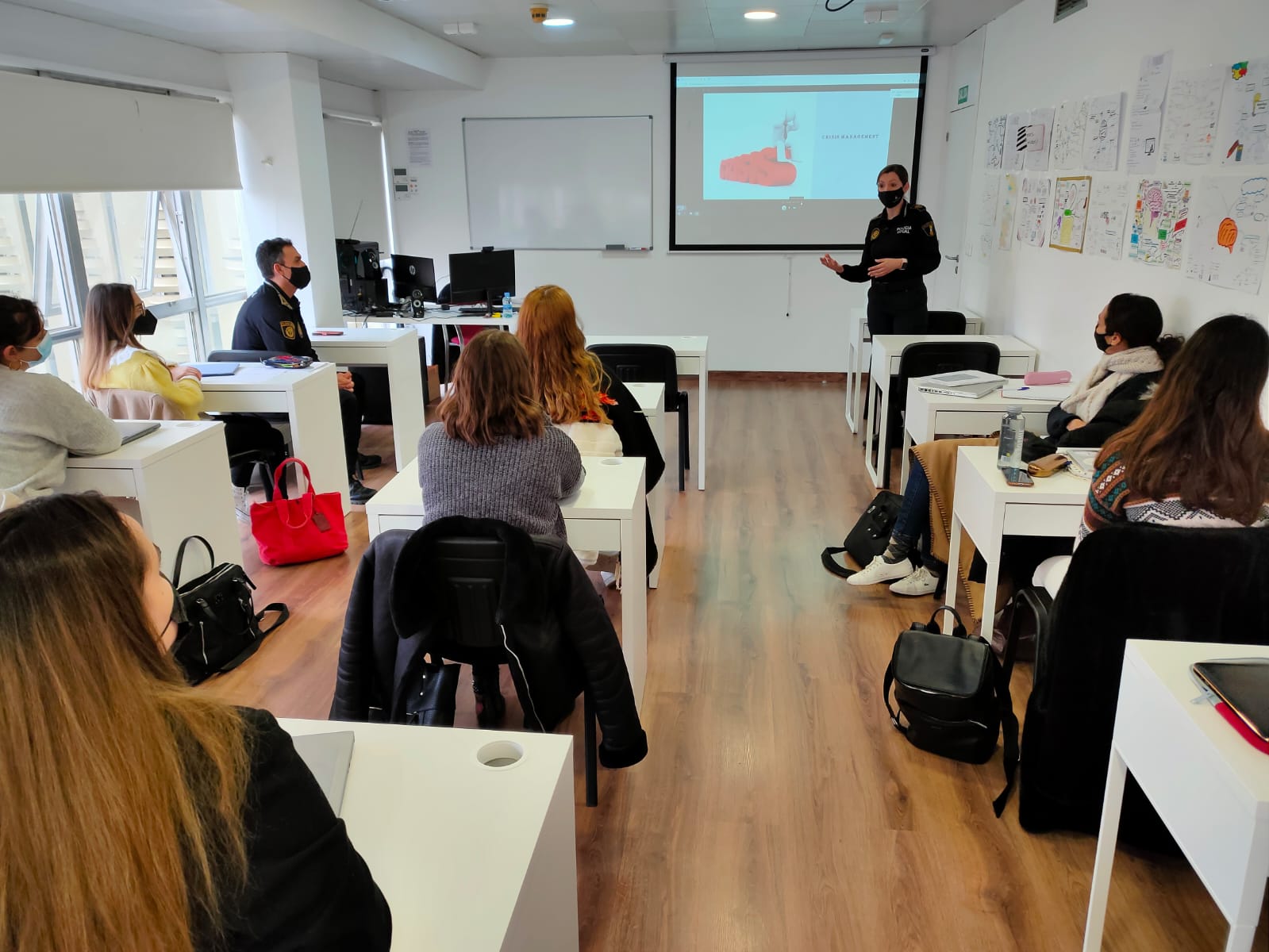 La Policía Local de Elche acerca su labor en redes sociales a alumnos de Relaciones Públicas y Protocolo del IMEP-UMH La Policía Local de Elche acerca su labor en redes sociales a alumnos de Relaciones Públicas y Protocolo del IMEP-UMH