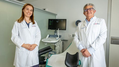 Los doctores P&eacute;rez y Fern&aacute;ndez en una sala