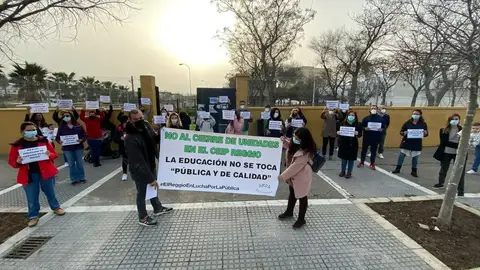 El AMPA del CEIP Reggio, protestando en la puerta del centro El AMPA del CEIP Reggio, protestando en la puerta del centro