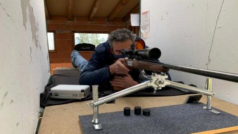 Juan Ignacio Tarapiella concentrado en el tiro.