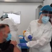 Bomberos y policías locales de Badajoz comenzarán a vacunarse en los próximos días.