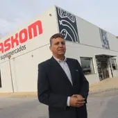 Sergio Cuberos ante su nueva tienda en Churriana Sergio Cuberos ante su nueva tienda en Churriana